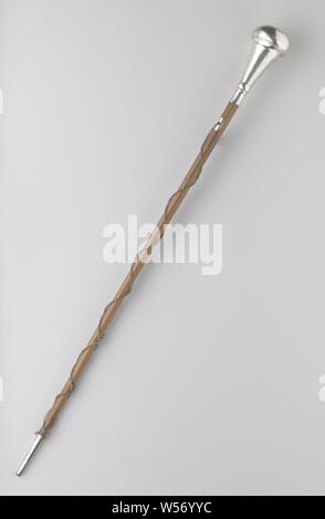 Drumstick von W. De Vries, in 1830/32 Corporal drum 2. bat. V. Abteilung der Amsterdamsche Schutterij Tamboer - maître Stick für tambour - Maître, Armee oder Königreich der Niederlande, Ca. 1814-1830, Tambour Stick oder tambour - maitre Stick aus Rattan. Kupfer Boden, teilweise profiliert Stahl Punkt. Zwei Bohrungen an der Oberseite, durch den Kupferdraht hergestellt wurde, verbogene auf beiden Seiten in die Haken einhängen. Ein weißes Metall Kette umgibt den Stick. Top Stick ein Loch auf beiden Seiten, alle mit weißem Metall ausgeführt. Oben auf dem Stick ein -Profilbenutzer Kupferring, über dem eine silberne Kugel mit Profil Ringe und vegetativen Stockfoto