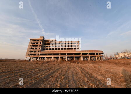 Eine Ansicht einer Geisterstadt mit unfertigen Komplex einschließlich einer Boot-förmigen Gebäude in Yangxin County, Binzhou Stadt, der ostchinesischen Provinz Shandong, 17 Fe Stockfoto