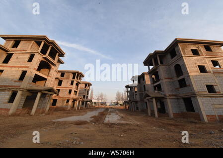 Eine Ansicht einer Geisterstadt mit unfertigen Komplex einschließlich einer Boot-förmigen Gebäude in Yangxin County, Binzhou Stadt, der ostchinesischen Provinz Shandong, 17 Fe Stockfoto