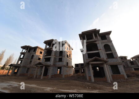 Eine Ansicht einer Geisterstadt mit unfertigen Komplex einschließlich einer Boot-förmigen Gebäude in Yangxin County, Binzhou Stadt, der ostchinesischen Provinz Shandong, 17 Fe Stockfoto