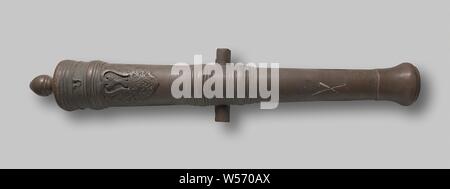 Glatt, glatter Bronze bronze Cannon Cannon mit drei Profilierte Bänder und profilierte Steißlage band. Runde Traube, endet in einem runden Punkt. Zwei glatte gerade tippt. Mundstück mit Fraktur, Kotflügelverbreiterungen, geschlossen mit Holz- und Stopper. Zwischen der ersten und der zweiten Gebrochene band Kartusche in Hochrelief mit Blatt Motiv. Die zundgat wurde geschlossen, Aceh, anonym, C. 1600 - C. 1800, bronze (Metall), Komposition (Material), Gründung, l 144 cm L 14,5 cm l 129,5 cm d 65 mm d 27,2 cm w 155 kg l 121 cm d 6,4 cm d 8,6 cm d 20cm d 5,6 cm d 11,1 cm × d 16,7 cm H 12 cm x B 157 cm x T 78 cm × w w 19 kg 222 kg Stockfoto