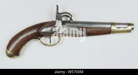 Percussion Armee Pistole Modell M 1815. Glatte, runde Zylinder, die mit der Kammer in einem 5-seitigen Abschnitt übergeht. Ein percussion Kamin ist an der Oberseite der Zimmer eingefügt. Auf dem saitenhalter: M 181.. Auf dem Fass markiert: 1816, T (Krone), JA (Krone oben) S (Krone) und GB. Sperren: Percussion, markiert: D (Krone). Holz: Walnuss. Beschläge: Messing: Auf die Vorderseite der Schublade ist ein Cut-away Hülse, das dazu dient, den Lauf zu sichern, Zähler Sicherungsplatte, Abzugbügel, kolfkap., politische Karikaturen und Satiren, Trinken, Pfeife, Tabak, Mönch (s), Bruder (s), anonyme Stockfoto