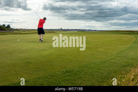 Person Abzweigen auf Dunbar Golf Course mit Blick auf Dunbar, East Lothian, Schottland Stockfoto