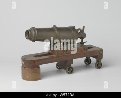 Modell eines 30-Pfünder Caronnade, Carronade, bronze Modell, aus 30 Tt. Mit der Aufschrift "30 tt'er Eisen Modell a sesde Teil der wahren Größe" Außerdem zwei gekreuzten Anker, zwischen denen "AmM 1800' und 'J.P. Asmus'. Auf den Fall und die Beförderung, das auf vier Rädern., Jochem Pietersz. Asmus, Amsterdam, 1800, bronze (Metall), Holz (Pflanzen), l 27 cm l 34 cm x B 19 cm x H 20 cm Stockfoto