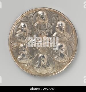 Frieden von Nimwegen, zu Ehren des Prinzen von Oranien, Silbermedaille. Vorderseite: sechs Portraits (Willem I, Maurits Willem II, Willem III., Frederik Hendrik und Philip Willem) um zwei Hände mit 7 Pfeilen. Rückwärtsgang: Fame Blasen auf zwei lobt mit Wimpeln und Inschriften, Nijmegen, William III (Prinz von Oranien, König von England, Schottland und Irland), Wilhelm I (Prinz von Oranien), William II (Prinz von Oranien), Philip William (Prinz van Oranje), Maurits (Prinz von Oranien), Frederik Hendrik (Prinz von Oranien), Pieter van Abeele, Amsterdam, 1678, silber (Metall), Gründung, d 8,7 cm × w Stockfoto