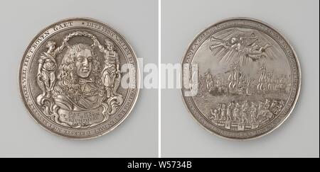 Abfahrt von Willem III. von Renesse nach England, silberne Medaille. Vorderseite: des Mannes Brust Stück durch Vorsicht und Stärke gekrönt mit Lorbeerkranz oben Inschrift in der Inschrift. Die andere Seite: Abreise der Flotte auf Wiedersehen winkte durch viele, vor Es Faam mit doppelten Trompete innerhalb einer Inschrift., Hellevoetsluis, Willem III (Prinz von Oranien, König von England, Schottland und Irland), Wouter Muller (zugeschrieben), Amsterdam, 1688, silber (Metall), Gravieren, d 8,3 cm × w 117.48 Stockfoto