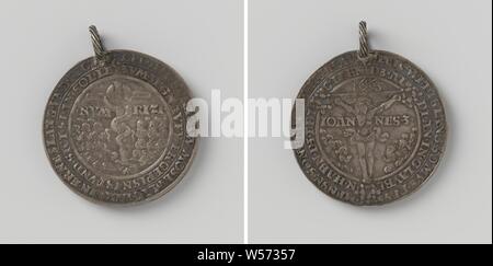 Pest in Deutschland, Silbermedaille mit Auge. Vorderseite: Kupfer Schlange am Kreuz, um Israeliten Knien in Ein zweizeiliger Text. Umgekehrt: Christus am Kreuz, Israeliten Knien in Ein zweizeiliger Text, Deutschland, Ulrich Gebhart, Joachimsthal, 1528, silber (Metall), markanten (Metallverarbeitung), d 5,4 cm x T 4,6 cm × w 14,96 Stockfoto