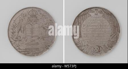 Tod von Johannes Noordbeek, Pastor in Amsterdam, in Workum, silberne Medaille begraben. Vorderseite: offenes Buch unter gekrönten Helm, von Soldat und Lion oben Wimpel mit der Aufschrift flankiert, unter dem Grab mit Vogel auf es und den Fluss innerhalb von zwei Blatt Filialen. Rückwärtsgang: Inschrift im inneren Grenze mit geflügelten Sanduhr, Reihe der Bücher, der Arm mit dem Schreiben von Feder, Tiere und Schädel zwischen zwei Bands mit Beschriftung, Amsterdam, Workum, Johannes Noordbeek, Dillis van Oyen, Gouda, 1749, silber (Metall), Gravieren, d 7,6 cm × w 119.70 Stockfoto