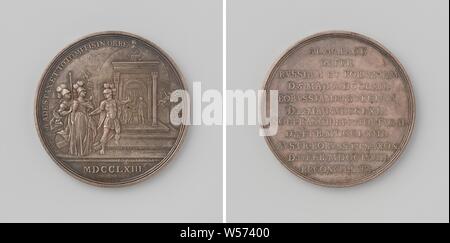 Frieden von Hubertusburg, Silbermedaille. Vorderseite: Neptun mit Dreizack und Apollo mit Lyra Hände schütteln im Tempel über brennenden Altar, Janus Kopf und Wappen über dem Eingang zum Tempel, Säulen aus, die auch mit Wappen verziert, Engel kommt auf der rechten Seite mit ihrem Wappen, in den Vordergrund, Mars und ein Amazon, mit Waffen in der Hand, versuch Minerva Tempel innerhalb einer kreisförmigen, Schnitt: Jahr. Rückwärtsgang: Inschrift., Hubertusburg, Johan George Holtzhey, Amsterdam, 1763, silber (Metall), markanten (Metallverarbeitung), d 4,9 cm × w 39.89 Stockfoto