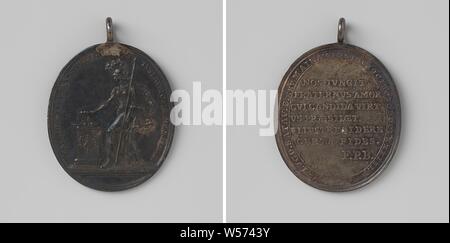 25 Jahre des Bestehens der Masonic Lodge La Vertu in Leiden, Silber ovale Medaille mit Öse. Vorderseite: behelmte Minerva mit Lanze legt Lorbeerkranz auf dem Altar, auf dem Freimaurer sind Werkzeuge und deren Basis ist mit Kelle innen Lorbeerkranz mit einem Kreis eingerichtet. Rückwärtsgang: Inschrift im Innern, Leiden, Johannes Josephus van Baerll, Dordrecht, 1783, silber (Metall), markanten (Metallverarbeitung), l 4,7 cm × d4cm × w 3,5 cm × w 17,71 Stockfoto