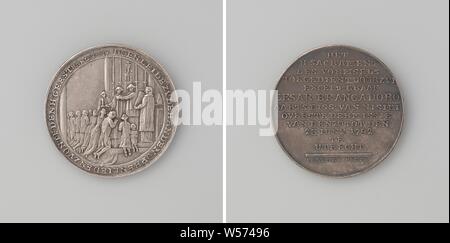 Service des Sakraments der H. Vormsel in Utrecht von Cesar Brancadoro, Erzbischof von nisibi und Superior der Mission, die Silbermedaille. Vorderseite: Stand vor dem Altar, der Erzbischof von Priestern umgeben, spricht sich Segen über die Gläubigen knien vor ihm. Rückwärtsgang: Inschrift, Bestätigung, das zweite von sieben Sakramente, Utrecht, ceasare von Lignano Brancadoro, Johannes Michiel Lageman, Amsterdam, 1792, silber (Metall), markanten (Metallverarbeitung), d 2,8 cm × w 7.24 Stockfoto