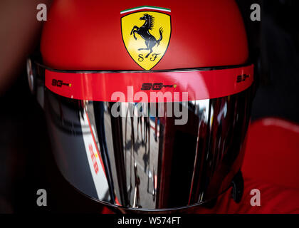 Hockenheim, Deutschland. 26. Juli, 2019. Motorsport: Formel 1-Weltmeisterschaft, den grossen Preis von Deutschland. Ein Ferrari Mechaniker folgt das Rennen auf dem zweiten Freien Training. Credit: Fabian Sommer/dpa/Alamy leben Nachrichten Stockfoto