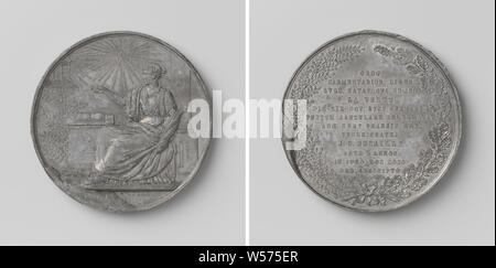 Hundert Jahre in der Existenz des La Vertu Lodge in Leiden und 50 Jahre Mitgliedschaft in der aktuelle Präsident der Lodge, J.C. Bucaille, Lead-Medaille. Vorne: leuchtet durch allsehende Auge in leuchtenden Dreieck, Frau in der Antike Kleid mit Lorbeerkranz hält La Vertu, ein Palm Zweig in der linken Hand und deutet mit der rechten Hand zu einem schwimmenden Tempel mit sieben Schritte, hinter der sich eine strahlende Sonne, hinter ihr eine Spalte mit der Aufschrift Buchstabe J, vor ihr einen Altar, auf dem Buch öffnen und deren Basis trägt gleichseitiges Dreieck, auf der linken Seite ein Altar einer Akazie Bush und an seiner Basis Stockfoto