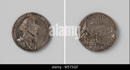 Belagerung und Eroberung von Antwerpen durch den Herzog von Parma, silberne Medaille. Front: Die man-Büste im Inneren. Umgekehrt: Aus seinem Bett steigende Herzog von Parma, Satyr zeigt die überfluteten Grundstücke, die Brücke und die Stadt Antwerpen in einem Umlauf, Antwerpen, Alessandro Farnese (Gouverneur der Niederlande und Herzog von Parma und Piacenza), Gouverneur der südlichen Niederlande Albert Kasimir, Jacques Jonghelinck, 21-Sep-1586, silber (Metall), markanten (Metallverarbeitung), d 4,5 cm × w 31.59 Stockfoto