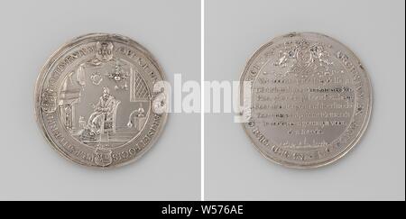 Sammlung der besonderen hearth Stadt Geld in Leiden, den Krieg gegen England zu finanzieren, silberne Medaille. Vorderseite: Mann sitzt auf Stuhl von Herzen in eine kreisförmige Design mit vier Wappen. Rückwärtsgang: Inschrift unter gekrönte Wappen mit zwei kleinen Engel und vor der Stadt in der Inschrift, Leiden, arent Schmeltzing, 1666, silber (Metall), markanten (Metallverarbeitung), d 5,7 cm Stockfoto