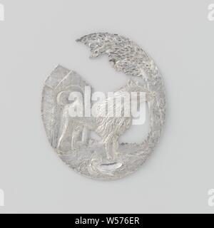 Keeshondje, einseitig silber Oval openwork Plakette, Hund mit spitzen Mund, pelzigen Kopf und Hals mit Mähne, glatten Bauch und Long Tail abgefackelt, geloopt wieder zurück unter Baum für Hundehütte, im Vordergrund Kinderbett auf Kette und Knochen, Hund, anonyme, Niederlande, 1784-1787, silber (Metall), l 3,8 cm × 3,2 cm × w w 2,55 Stockfoto