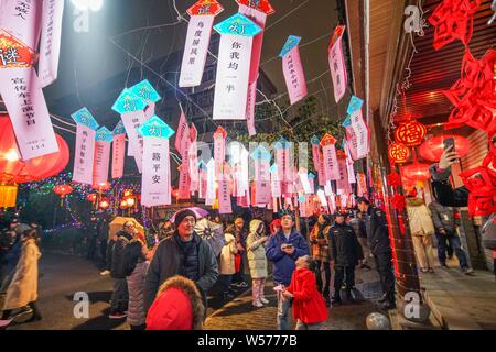 Menschen nehmen an der Qiantang Laterne Ausstellung in Dengxin Lane, Tianshui Road, Hangzhou City, East China Zhejiang provinz, 17. Februar 2019. Die Stockfoto