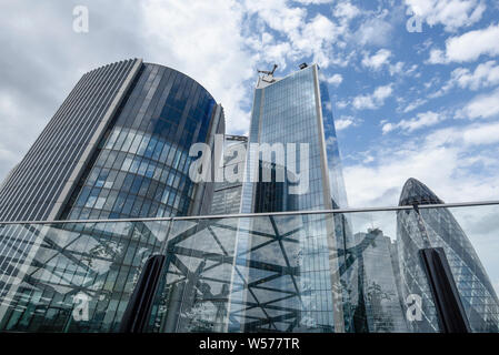 London, Großbritannien. 26. Juli, 2019. UK Wetter: Eine allgemeine Ansicht der Gherkin Building und anderen nahe gelegenen Wolkenkratzer wie aus der freien öffentlichen Garten bei 120 Fenchurch Street in der City von London gesehen bei warmem Wetter. Auf der 15. Etage gelegen, den Outdoor Garten bietet Besuchern einen 360 Grad Blick auf die Hauptstadt, in der Nähe von ikonischen Wahrzeichen, wie dem Walkie Talkie und Gurke, und beinhaltet auch ein Wasserspiel und Blumengarten zieht Bienen und andere Bestäuber. Credit: Stephen Chung/Alamy leben Nachrichten Stockfoto