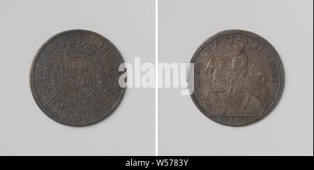 Erfassung von Huy, gezählt Token zu Ehren von Philipp V., König von Spanien, silberne Medaille. Vorderseite: gekrönte Wappen, hängen mit der Orden vom Goldenen Vlies und der Orden des Heiligen Geistes in einem Kreis. Rückwärtsgang: Philip, nutzbar zu Pferd mit einem Schwert in erweiterten Rechten, umwickelt, abgeschnitten: Inschrift, Philip V (König von Spanien), Philippe Roettiers (II), Antwerpen, 1705, silber (Metall), markanten (Metallverarbeitung), d 3,1 cm × w 6,80 Stockfoto