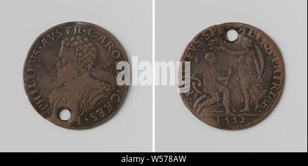 Philip, Erbe zu Spanien, Nachfolger von Charles V als Herrn der Niederlande, Kupfer Medaille mit einem Loch. Front: Die man-Büste im Inneren. Rückwärtsgang: stehende Frau, die Sieg, hält Palmzweig in der linken Hand und hält einen Lorbeerkranz über Philip's Kopf, in römischen Uniform gekleidet, auf einem Stuhl sitzend mit dem Befehl Personal in der Hand in einer Inschrift, abgeschnitten: Jahr, Philip II (König von Spanien), anonym, 1552, kupfer (Metall), markanten (Metallverarbeitung), d 2,9 cm × w 4.10 Stockfoto