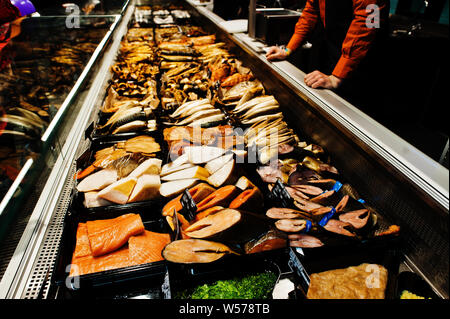 Verschiedene geräucherten Fisch zum Verkauf im Supermarkt. Stockfoto