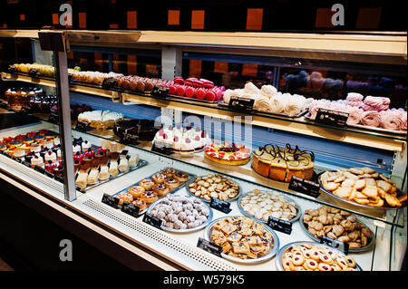 Verschiedene Kuchen in den Regalen zum Verkauf. Stockfoto