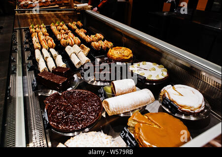 Verschiedene Kuchen in den Regalen zum Verkauf. Stockfoto