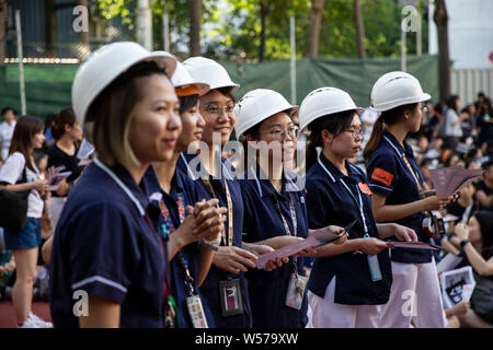 Teilnehmer mit Helm und Uniformen während des Protestes. Hunderte von medizinischen Arbeiter einschließlich der Ärzte und Krankenschwestern nahmen an einer Kundgebung am Queen Elizabeth Hospital in Hongkong gegen die Auslieferung Rechnung zu protestieren und die Gewalt verurteilen, die von den Banden der Männer in Yuen Long am 21. Juli. Stockfoto