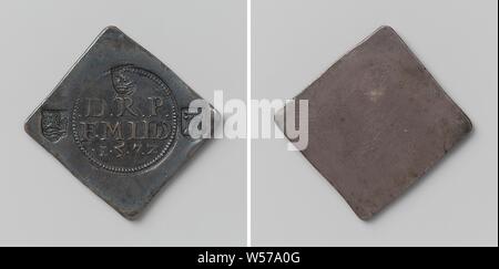 Emergency coin des halben Thaler aus Beleg van Middelburg, einseitige rautenförmigen Not-Medaille. Vorne: vier Briefmarken: Inschrift in runde Perle Grenze, links und über der Mitte Stempel: Landeswappen, rechts: Stadt Wappen. Rückwärtsgang: Leer, Middelburg, anonym, 20-Dez-1572, silber (Metall), markanten (Metallverarbeitung), h 3,8 cm × 3,9 cm × w w 14.38 Stockfoto