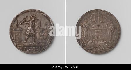 Werkzeug Token von der Stadt Alkmaar, die Silbermedaille. Vorderseite: stehend auf einem Sturm Brücke zwischen Altar, auf der Bibel und der brennenden Kerze und deren Basis trägt die Freiheit hat zwischen zwei Schwerter stehen, und eine Waffe trophee trampelt Soldat mit gefiederten Helm, Schild und Schwert mit zwei Kränze, einen Club und einem Säbel, abgeschnitten: Inschrift. Rückseite: umgekehrtes Schwert, auf dem balnas hängt von Blatt Kranz umgeben, vor zwei gekreuzte Stangen mit Achsen, ruht auf Altar, deren Basis trägt Burg zwischen zwei Kanonen, links: Merkur mit dem Personal und dem Horn von Fülle, rechts: Sieg mit Lorbeerkranz Stockfoto