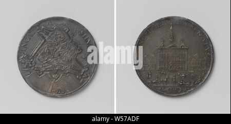 Werkzeug Token von der Stadt 's-Hertogenbosch, silberne Medaille. Vorderseite: Karte der Stadt 's-Hertogenbosch in einem Kreis. Rückwärtsgang: Rathaus unter anderem Häuser, im Vordergrund: Frucht Frau, Sitzen durch einen Stall neben dem Füllhorn, mit zwei Pferden, Bierwagen, Mann und Frau, Hund und Mensch mit Gewehr über die Schulter innerhalb von Umfang, Schnitt: Monogramm des Buchstaben S und C in Kartusche, 's-Hertogenbosch, Theodorus Casparus Van Berckel, s Hertogenbosch, 1726, silber (Metall), markanten (Metallverarbeitung), d 2,8 cm × w 6.28 Stockfoto