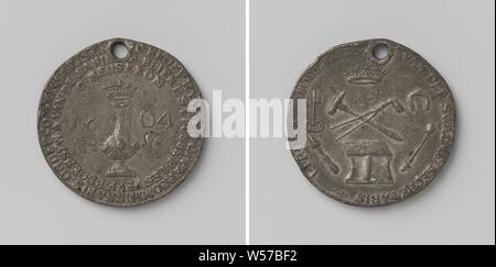 Schmied Gilde von Vlissingen, Guild Token mit Nr. 17, Leitung Medaille mit Loch. Vorderseite: gekrönt Flasche zwischen Jahr und Inschrift Nr. 17 innerhalb von drei Zeilen Text. Rückwärtsgang: gekreuzte Zange und Hammer oben Amboss unter Krone, mit Schlüssel, Kelle, Hufeisen und Pfeil in einer Inschrift, die Spülung umgeben, J.C. Kroef, B. Bliek, S. Strubbe, P.I. Esteve, S. Doensen, A. van de Sande, C. Beusekom, A. van der Broek, I. Prinz, anonym, 1806, Gravieren, d 5,4 cm × w 54.85 Stockfoto