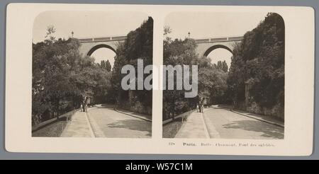 Blick auf eine Brücke in den Parc des Buttes Chaumont in Paris Paris. Buttes Chaumont, Pont des Selbstmorde (Titel auf Objekt), öffentliche Gärten, Park, Brücke, Straße, Pfad, Parc des Buttes Chaumont, Neue Photographische Gesellschaft (auf Objekt erwähnt), 1904, Pappe, Fotopapier, Silbergelatineabzug, H 88 mm x B 179 mm Stockfoto