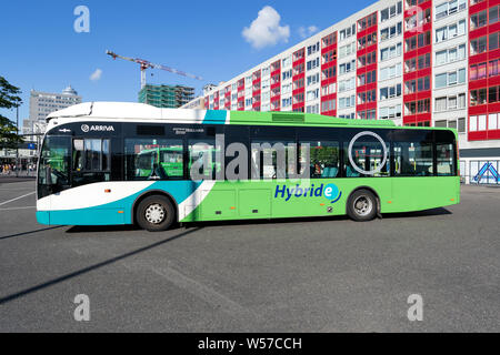 Arriva Van Hool ein 300 hybride Bus in Leiden, Niederlande. Arriva betreibt Bus, Bahn, Straßenbahn und Wasserbus Dienstleistungen in 14 Ländern in ganz Europa. Stockfoto