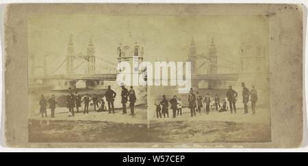 Gruppe von Männern mit vermutlich Battersea Suspension Bridge im Hintergrund, London, Kanton, anonyme (möglicherweise), C. 1850 - C. 1870, Fotopapier, Eiklar drucken, H 74 mm x B 141 mm Stockfoto