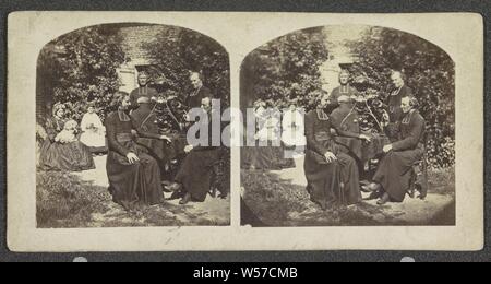 Drei Klerus stehen im Garten sitzen um einen Tisch, mit zwei Frauen im Hintergrund mit Hunden auf ihrem Schoss, anonym, Frankreich (möglicherweise), 1880, Papier, Fotopapier, Eiklar drucken, h 74 mm B 155 mm Stockfoto