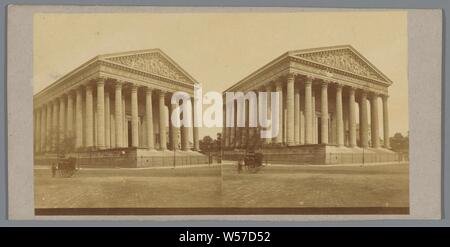 Blick auf La Madeleine in Paris, Teile der Kirche außen und Anhänge: Fassade, mit zwei Rädern, Tier-Fahrzeug gezeichnet, Madeleine, anonyme, Paris, C. 1860 - C. 1865, Fotopapier, Karton, Eiklar drucken, H 87 mm x B 175 mm Stockfoto