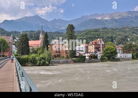 Innsbruck, Österreich, 25. Juli 2019: Impressionen - Innsbruck - 25.07.2019 Innsbruck, Innsteg mit Blick auf die Nordkette und Pfarrkirche St. Nikolaus | Verwendung weltweit Stockfoto