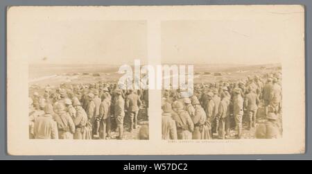 Ankunft von deutschen Kriegsgefangenen in einem französischen Army Camp, Arrivée de prisonniers Allemande, Titel, Objekt, Transfer, Abschiebung von Krieg, anonym, 1914-1918, Pappe, Fotopapier, Silbergelatineabzug, H 85 mm x B 170 mm Stockfoto