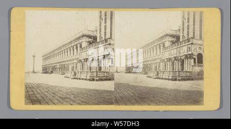 Äußere der Biblioteca Marciana und der loggetta del Sansovino am Markusplatz in Venedig, Fassade (oder Haus oder Gebäude), Quadrat, Ort, Zirkus, etc., St. Mark's Square, C. Coen & Figlio (auf Objekt erwähnt), San Marcoplein, C. 1860 - C. 1880, Pappe, Fotopapier, Eiklar drucken, H 85 mm x B 170 mm Stockfoto