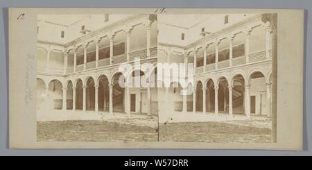 Innenhof der Palast des Erzbischofs in Alcalá de Henares, Fassade des inneren Hof, Alcalá de Henares, J. Laurent (auf Objekt erwähnt), C. 1850-in oder vor 1886, Pappe, Fotopapier, Eiklar drucken, H 85 mm x B 170 mm Stockfoto