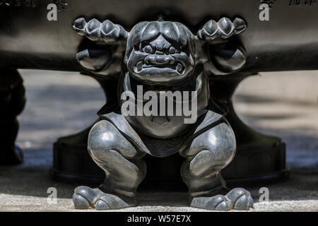 Figuren auf einem riesigen urne an Gotokuji Tempel in Setagaya city, Tokio, Japan. Stockfoto