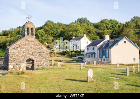 Die kleine Ortschaft Cwm-yr-Eglwys und die Ruinen der Kirche des Hl. Brynach's, Pembrokeshire Coast National Park, Wales, Großbritannien Stockfoto