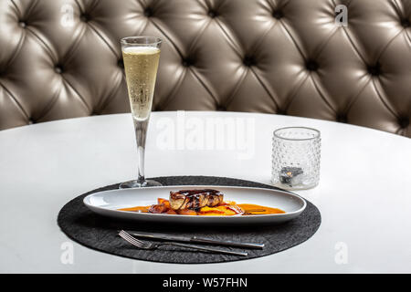 Thunfisch Filet mit karamellisierten Kartoffeln. Gourmet Teller. Stockfoto