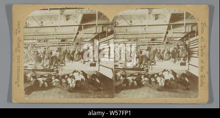 Segler in einer der Hängematten auf zwischendecks Schiff, anonym, 1900-1920 Stockfoto