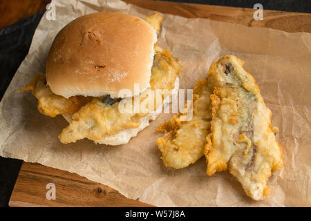 Filets von Makrelen, Scomber scombrus, in Mehl und Teig getaucht wurden und frittierte Makrele einen hausgemachten Burger zu machen. Die Makrelen waren Stockfoto