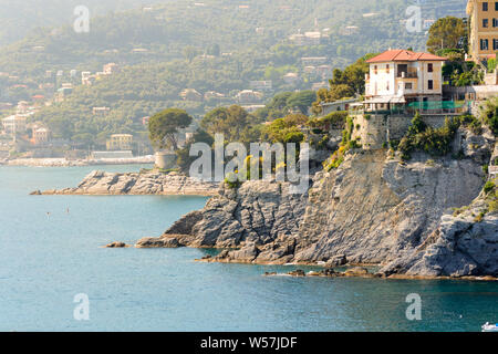 Landschaft Blick auf die kleine Stadt und die Küste von Camogli in der mediterranen Küste von Ligurien in Italien Stockfoto