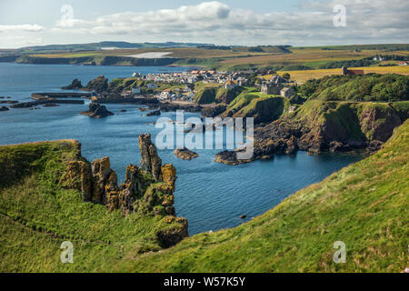 UK Landschaften: Atemberaubende Klippen in lebendigen Farben des Sommers mit Blick auf die St Abbs Küstenlinie und Großbritanniens erste freiwillige Marine Reserve Stockfoto