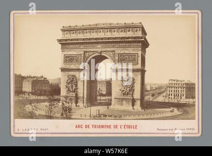 Blick auf den Arc de Triomphe in Paris Arc de Triomphe de l'Etoile (Titel auf Objekt), Triumphbogen, Fassade (oder Haus oder Gebäude), Arc der Triomphe (Paris), Ernest Ladrey (auf Objekt erwähnt), Paris, 1860-1890, Pappe, Fotopapier, Eiklar drucken, H 108 mm x B 163 mm Stockfoto