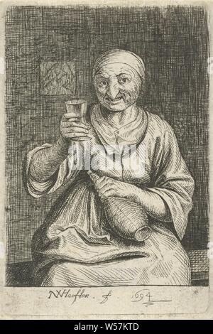 Alte Frau mit Glas und Kanne, eine alte Frau, sitzen auf einer Bank in einem Innenraum, hält ein Glas und in der anderen Hand einen Krug, alte Frau, Trinken, Nicolaes van Haeften (auf Objekt erwähnt), Paris, 1694, Papier, Ätzen, H 108 mm x B 72 mm Stockfoto